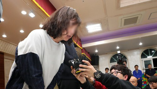 동탄 환희유치원 원장이 학부모들 앞에서 공개 사과했다. (사진=연합뉴스)