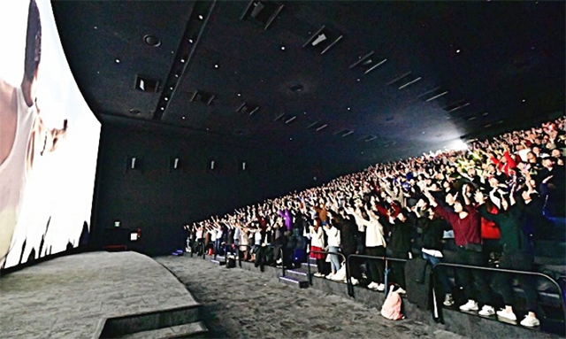 싱어롱 상영관에서 영화를 즐기고 있는 관객들(출처/롯데시네마)