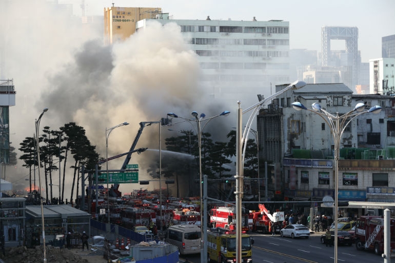 14일 오후 화재가 발생한 서울 중구 을지로 4가 인근 철물점 밀집지역에서 소방대원들이 화재진압을 벌이고 있다. (연합뉴스 제공)