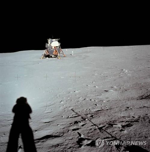 아폴로11호 우주인 닐 암스트롱이 촬영한 달 착륙선 사진 [NASA제공]
