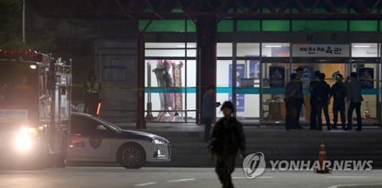 사건 당시 제천체육관에 출동한 경찰과 소방관들(연합뉴스 제공)