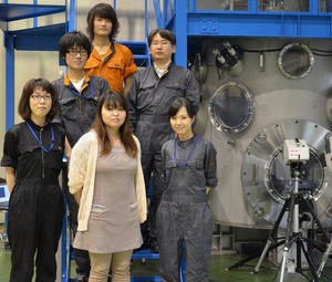 2014년 5월 JAXA 실험 장치 앞에서 포즈를 취하고 있는 오카모토 연구원(앞줄 가운데). [출처 아사히신문]