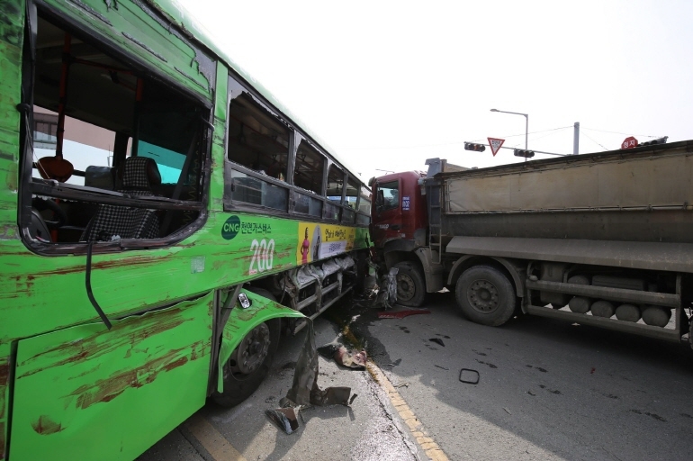 버스와 트럭 충돌(연합뉴스 제공)