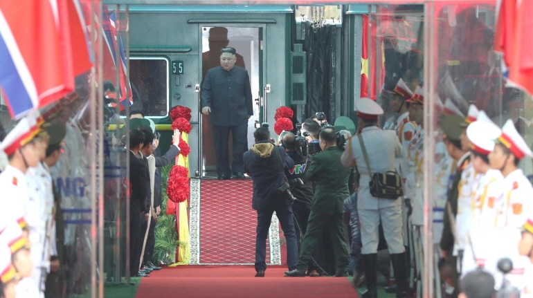 북미정상회담을 하루 앞둔 26일 김정은 북한 국무위원장이 중국과 접경지역인 베트남 랑선성 동당역에 도착, 특별열차에서 내리고 있다. (연합뉴스 제공)