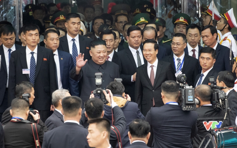 북미정상회담을 하루 앞둔 26일 김정은 북한 국무위원장이 중국과 접경지역인 베트남 랑선성 동당역에 도착해 현지 환영단에게 손 흔들고 있다.