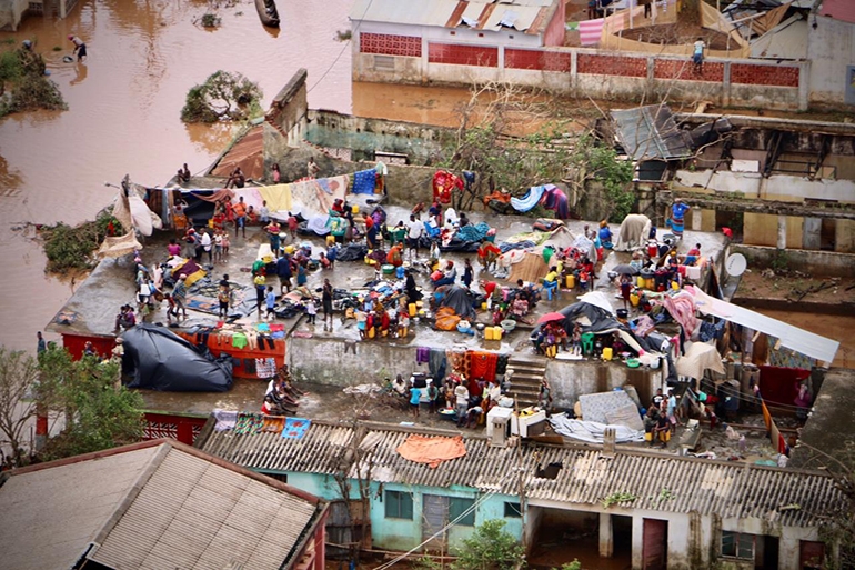 20일(현지시간) 모잠비크 부지에서 물에 잠긴 가옥 옥상에 모여있는 사람들 [AFP=연합뉴스]