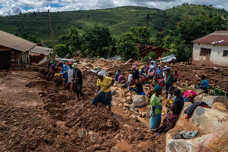 진흙탕 속 시신찾는 짐바브웨인들(치마니마니[짐바브웨] AFP=연합뉴스 자료사진]
