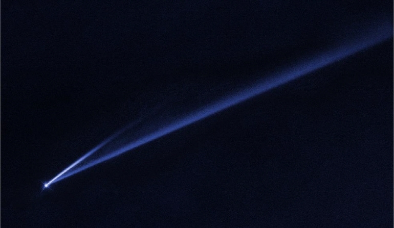 혜성처럼 긴 먼지 꼬리를 생성하고 있는 소행성 골트(NASA, ESA, K. Meech, J. Kleyna (하와이대학), O. Hainaut (유럽남방천문대) 제공)