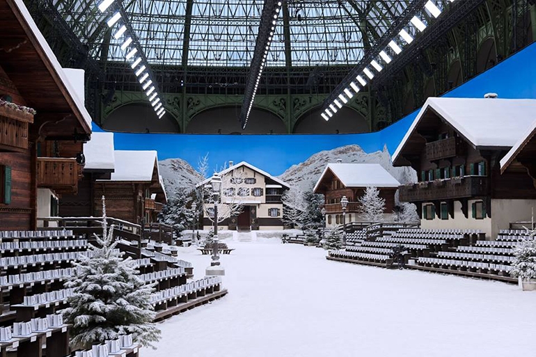 'CHANEL in the snow' - 파리 그랑 팔레(Grand Palais)에서 열리는 2019/20 가을/겨울 쇼 무대의 첫 공개.(샤넬 공식 페이스북)