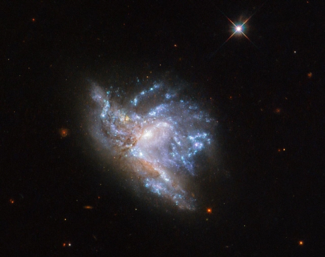허블 광시야 카메라 3로 촬영한 NGC 6052 (ESA/Hubble & NASA, A. Adamo et al. 제공)