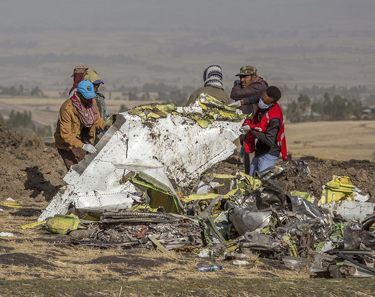 2019년 3월 11일 에티오피아 아디스아바바 인근 비쇼프투 지역에 추락한 에티오피아 항공 소속 보잉 737 맥스(MAX) 8 여객기의 잔해. [AP=연합뉴스]