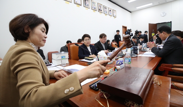 회의 주재하는 더불어민주당 한정애 의원 (연합뉴스 제공)