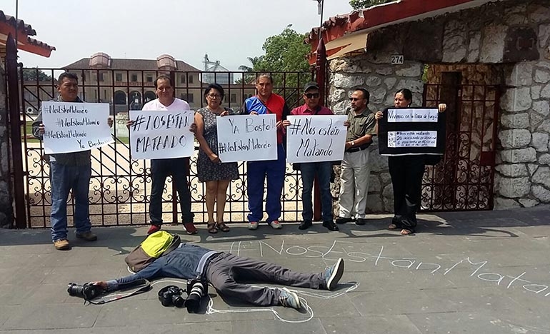 멕시코 언론인 피살 현장서 시위하는 동료들[EPA=연합뉴스 자료 사진]