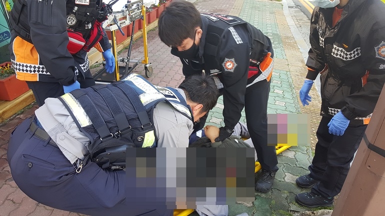 저혈당 쇼크 환자 이송 돕는 경찰관 (울산동부경찰서 제공)