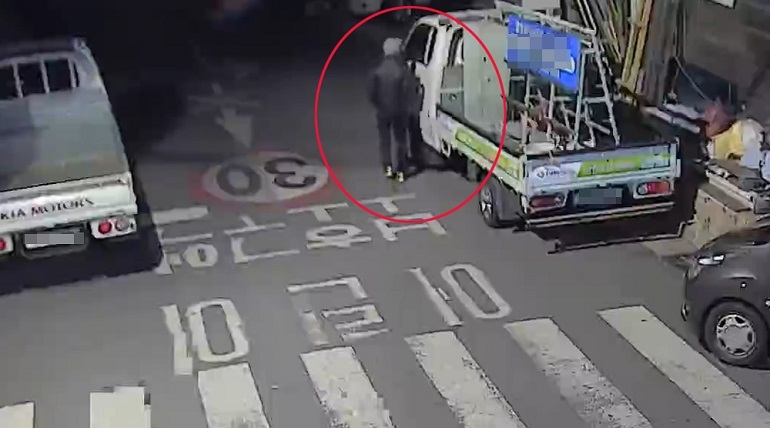 CCTV에 찍힌 차량털이 미수 (울산중구 제공)
