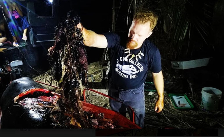 해양생물학자 대럴 블래츌리 박사가 쓰레기를 꺼내는 모습[페이스북 캡처]