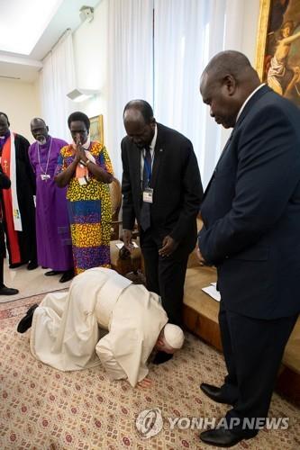 남수단 지도자의 발에 입을 맞추는 프란치스코 대통령 [AFP=연합뉴스]