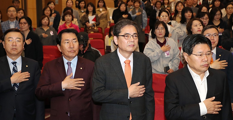 곽상도 자유한국당 의원이 자사고 정책토론회에 참석해 문 대통령의 딸 문다혜 씨를 언급했다 학부모들의 질타를 받았다.(연합뉴스 제공)