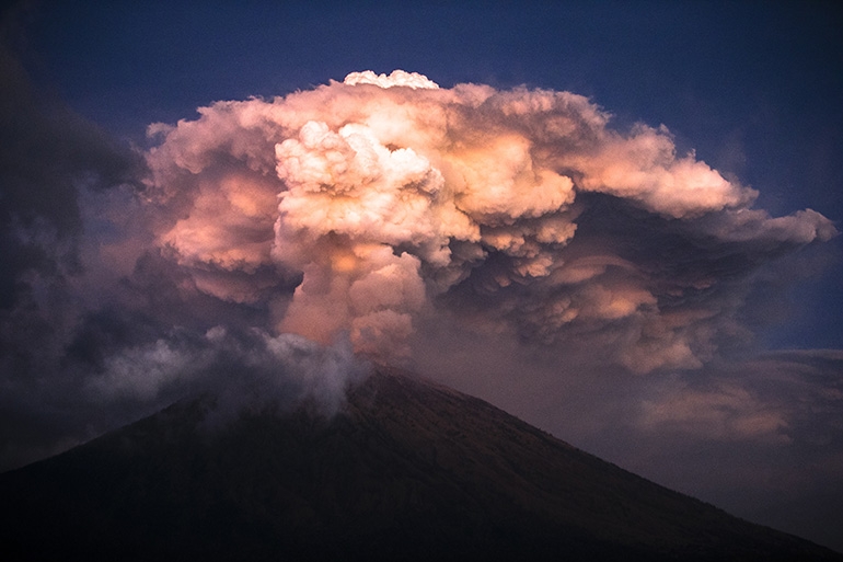 2018년 1월 29일 인도네시아 발리 섬 아궁 화산이 분화해 화산재를 뿜어올리고 있다. (EPA=연합뉴스 제공)