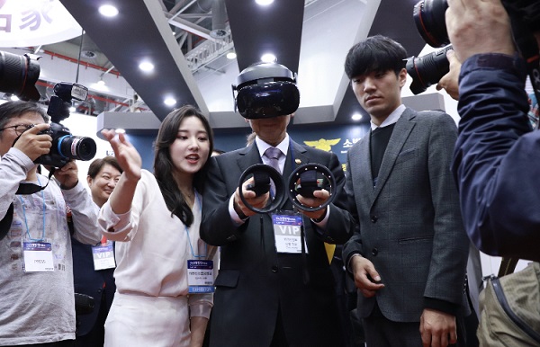 진영 행정안전부 장관이 협회 부스에 방문에 가상안전 VR을 체험하고 있다.]