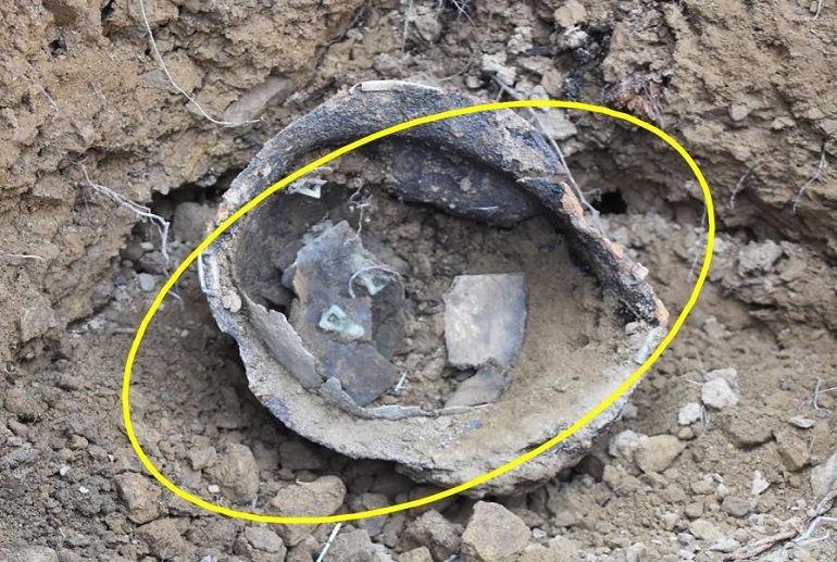 화살머리고지에서 발굴된 철모와 유해 (국방부 제공)