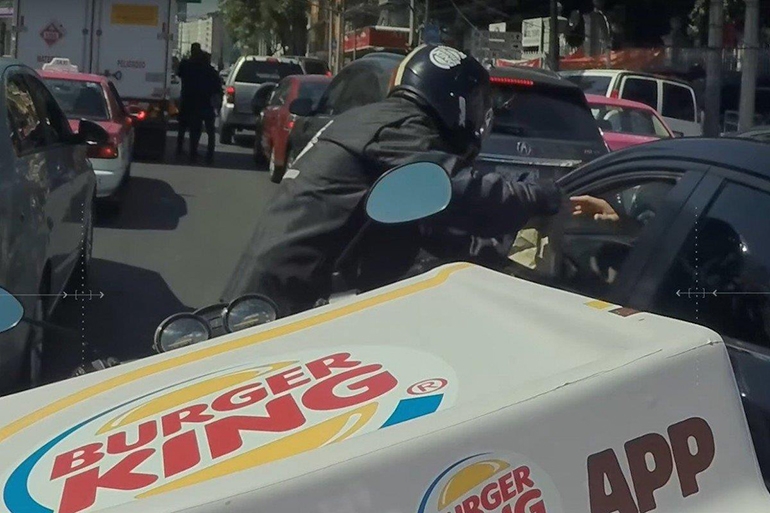 멕시코시티서 시범 실시 중인 버거킹의 운전자에 대한 배달 서비스[유튜브 사진 캡처]