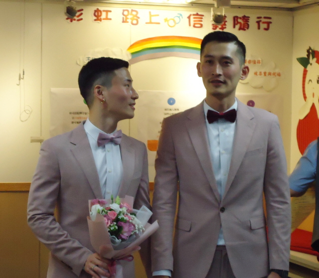 아시아 최초의 합법적인 동성부부가 된 린쉐인 씨와 위안샤오밍 씨