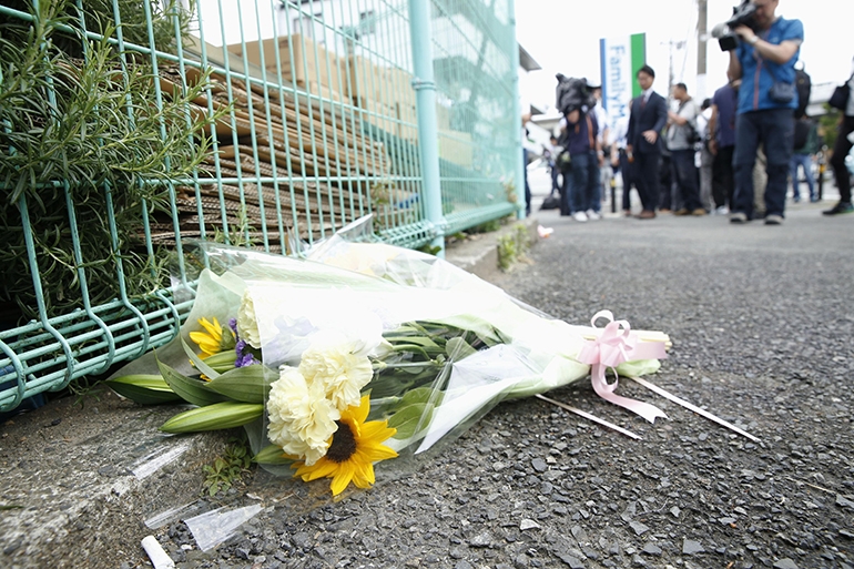 일본 가와사키서 무차별 흉기난동…사건현장에 놓인 꽃[연합뉴스제공]