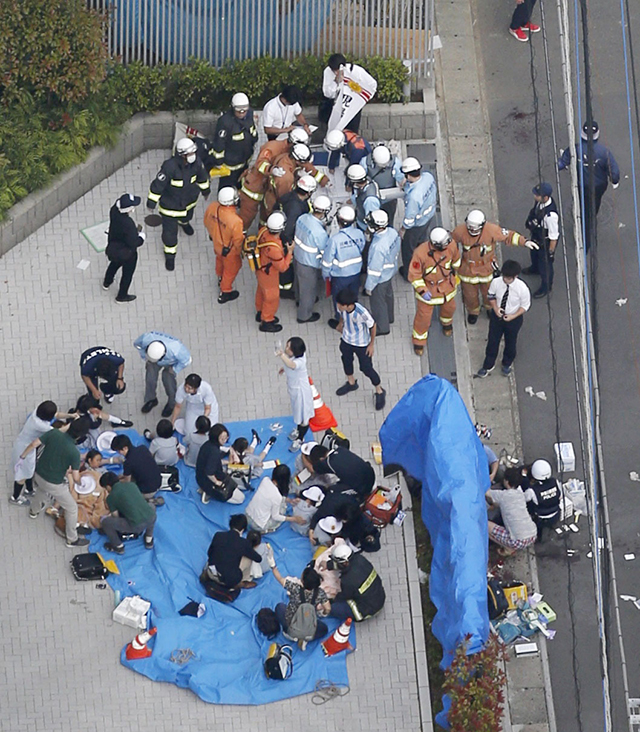 일본 가와사키서 무차별 흉기난동. 사건이 발생한 직후 구조대원들이 출동해 활동을 벌이고 있다. [연합뉴스제공]