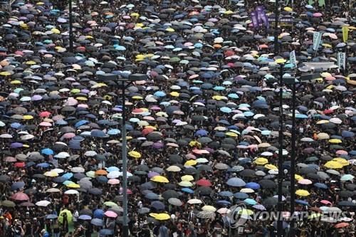 우산 펼쳐들고 모여든 검은 옷의 홍콩 시민들 [연합뉴스 제공]