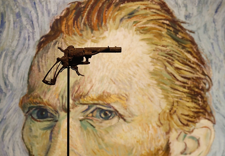 지난 14일 프랑스 파리의 경매장에 반 고흐의 자화상을 배경으로 전시된 문제의 권총[연합뉴스제공]