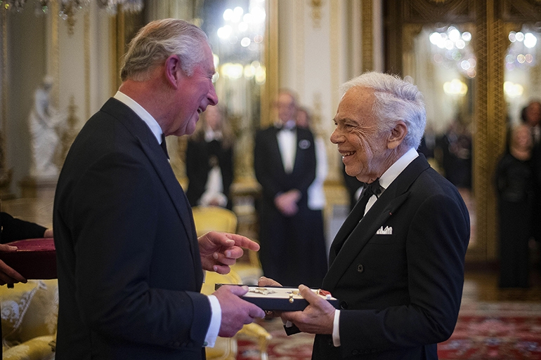 영국 찰스 왕세자가 지난 19일 영국 런던 버킹엄 궁전에서 미국 디자이너 랠프 로런에게 명예 기사 작위를 주고 있다. [연합뉴스제공]