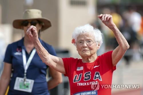 지난 17일(현지시간) 뉴멕시코주 앨버커키에서 열린 2019 미국 시니어경기대회에 참가한 103세의 줄리아 호킨스가 50m 달리기를 마친 뒤 기뻐하고 있다.[연합뉴스제공]