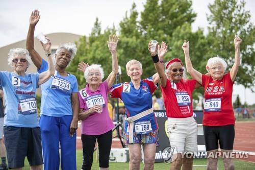 지난 17일(현지시간) 뉴멕시코주 앨버커키에서 열린 2019 미국 시니어경기대회 50ｍ 달리기경기에 참가한 103세의 줄리아 호킨스(오른쪽 끝)가 이 대회 다른 참가자들과 포즈를 취하고 있다.[연합뉴스제공]