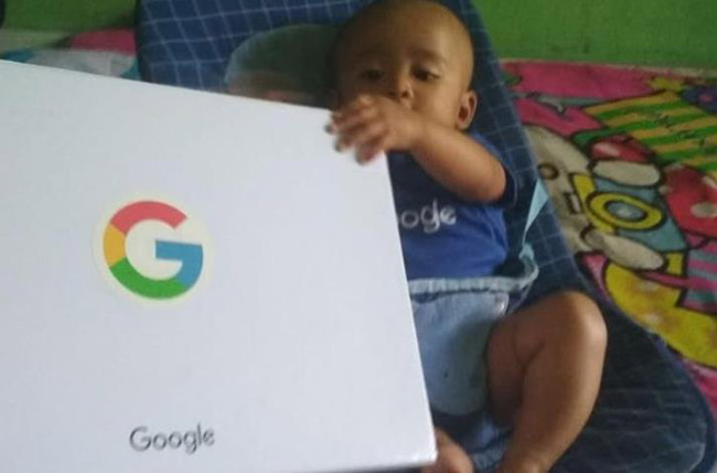 인도네시아 아기 '구글'과 구글이 보내온 선물[연합뉴스제공]