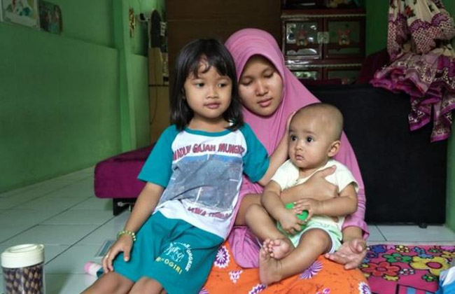 인도네시아 아기 '구글'의 가족[연합뉴스제공]