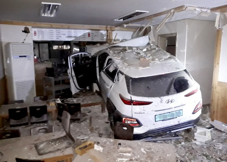 지난 6월16일, 제주에서 식당 안으로 렌터카 차량이 돌진한 사고의 현장 [제주소방서 제공]