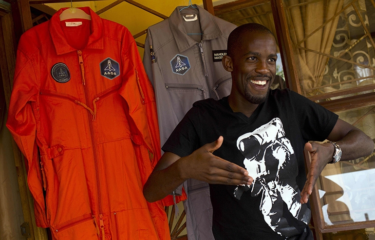 마세코가 2014년 남아공에서 미 항공우주국(NASA·나사) 우주복을 걸어두고 인터뷰하던 모습[연합뉴스제공]