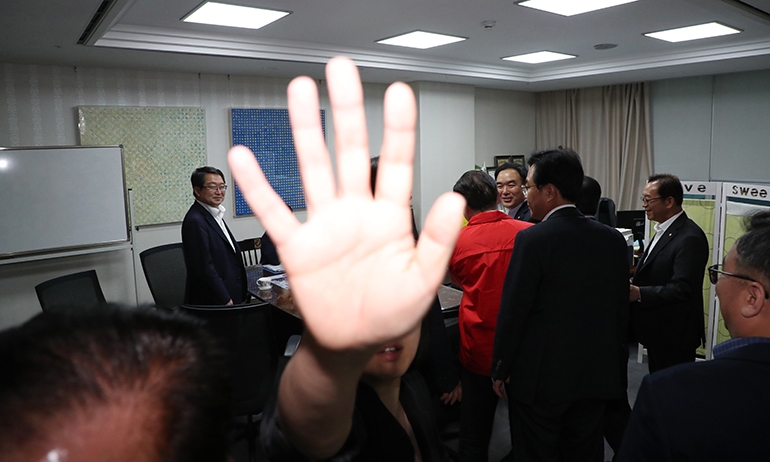 채이배 의원실 찾아간 한국당 의원들[연합뉴스제공]