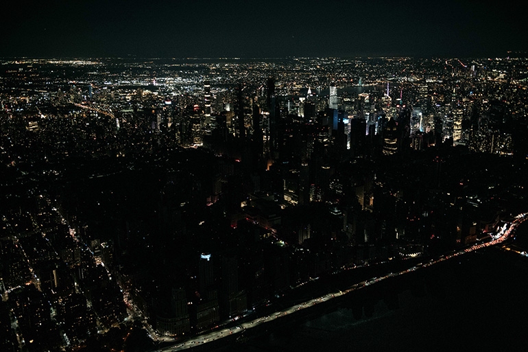 13일 저녁 대규모 정전 사태로 암흑천지가 된 미국 뉴욕 맨해튼 도심[연합뉴스제공] 