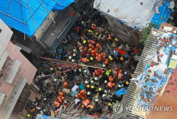 16일 인도 뭄바이의 무너진 건물에서 잔해에 깔린 생존자를 수색하는 구조팀 [연합뉴스 제공]