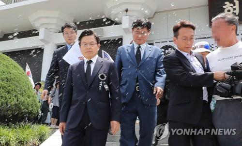 물세례를 맞고 있는 황교안 자유한국당 대표(연합뉴스 제공)