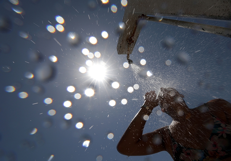 프랑스 니스에서 거리의 샤워기로 무더위를 식히는 시민[연합뉴스제공] 