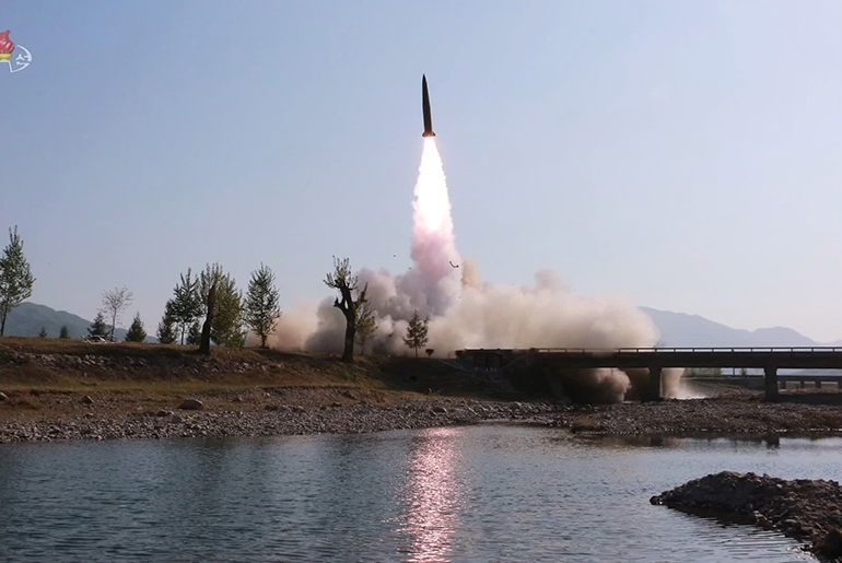 지난 5월 9일 조선중앙TV가 공개한 훈련 모습으로 단거리 미사일 추정체가 이동식 발사차량(TEL)에서 공중으로 치솟고 있다.[연합뉴스제공]