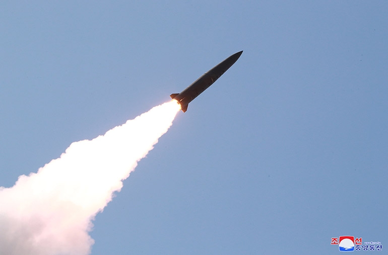 북한, 강원도 원산에서 신형 단거리 미사일 2발 발사[연합뉴스제공]