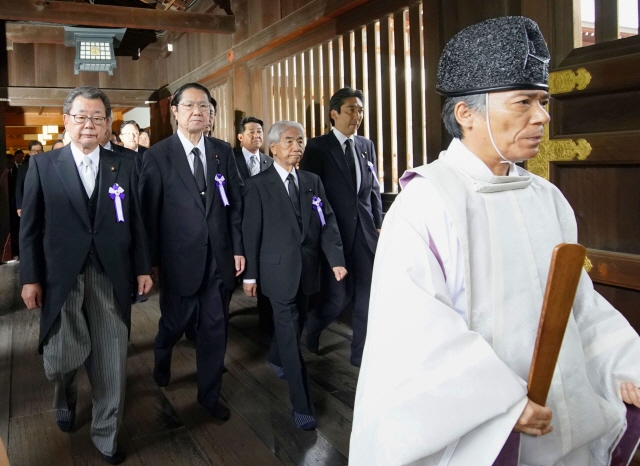 야스쿠니 신사에 참배하고 있는 일본 의원들 (연합뉴스 제공)