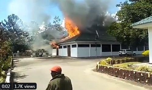 파푸아 와메나시의 관공서가 불에 타는 장면[트위터 동영상 캡처] 