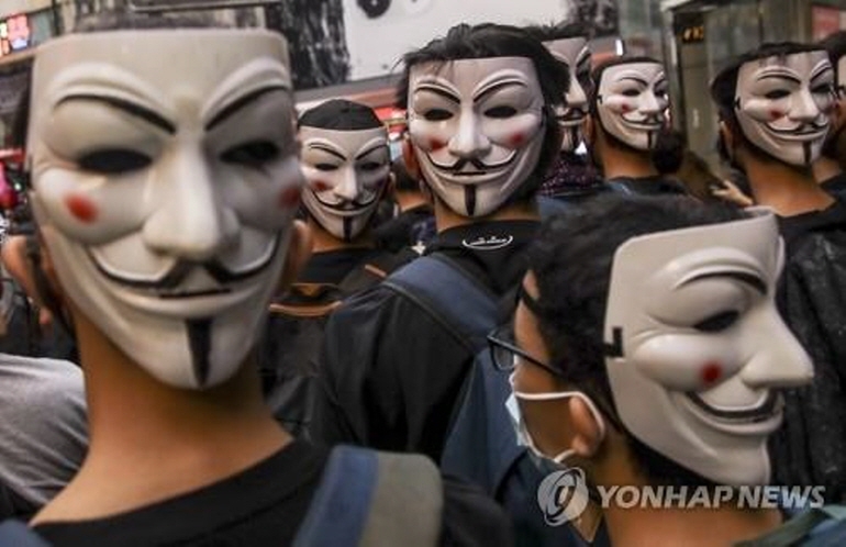 (연합뉴스 제공) 홍콩 시위대, 저항 상징 '가이 포크스' 가면 써