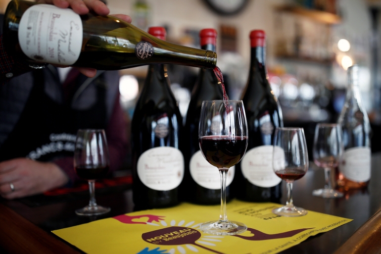 프랑스 파리의 한 바에서 21일(현지시간) 보졸레누보 와인 시음회가 열리고 있다 (연합뉴스 제공)