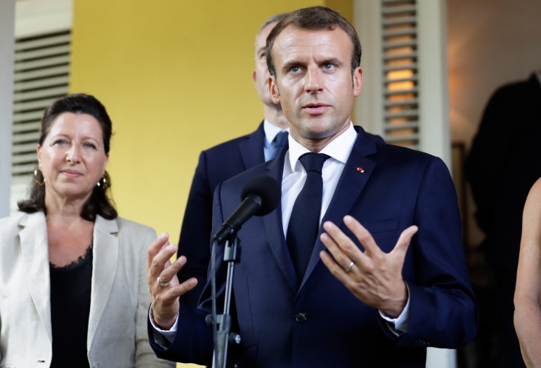 에마뉘엘 마크롱 프랑스 대통령(오른쪽)과 아녜스 뷔쟁 보건장관(왼쪽) (연합뉴스 제공)